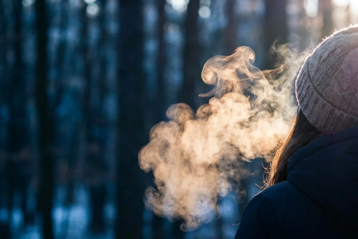 Aer expirat ridicându-se în lumină, reprezentând dioxidul de carbon prin care iese grăsimea